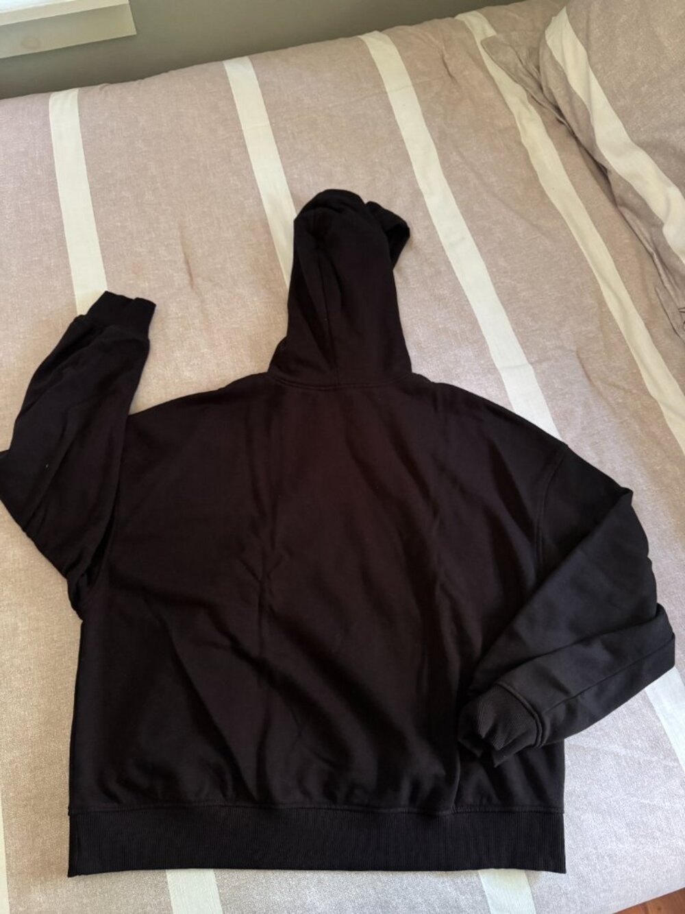 EUC H&M Black Oversized Cropped Hoodie Sweatshirt Sz M - Picture 5 of 5